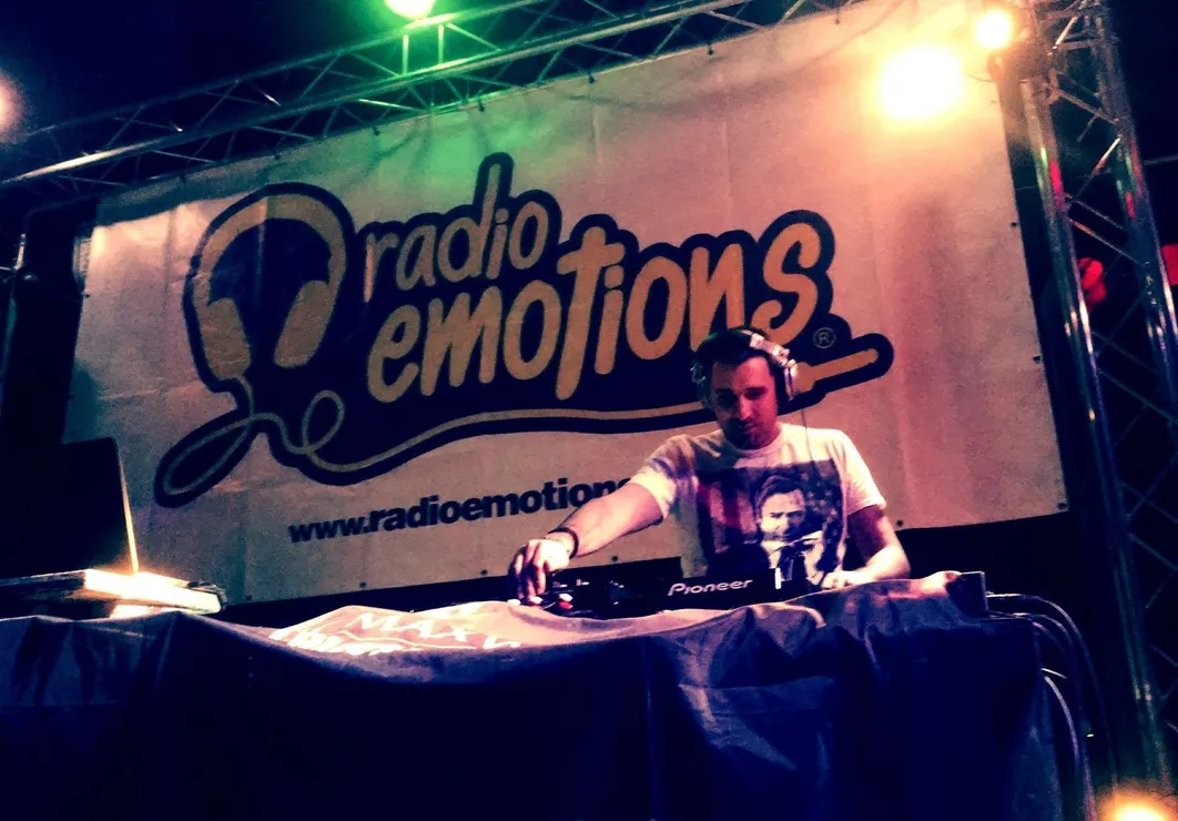 GENNA FROM MAGNA ROMAGNA behind the decks at Radio Emotions