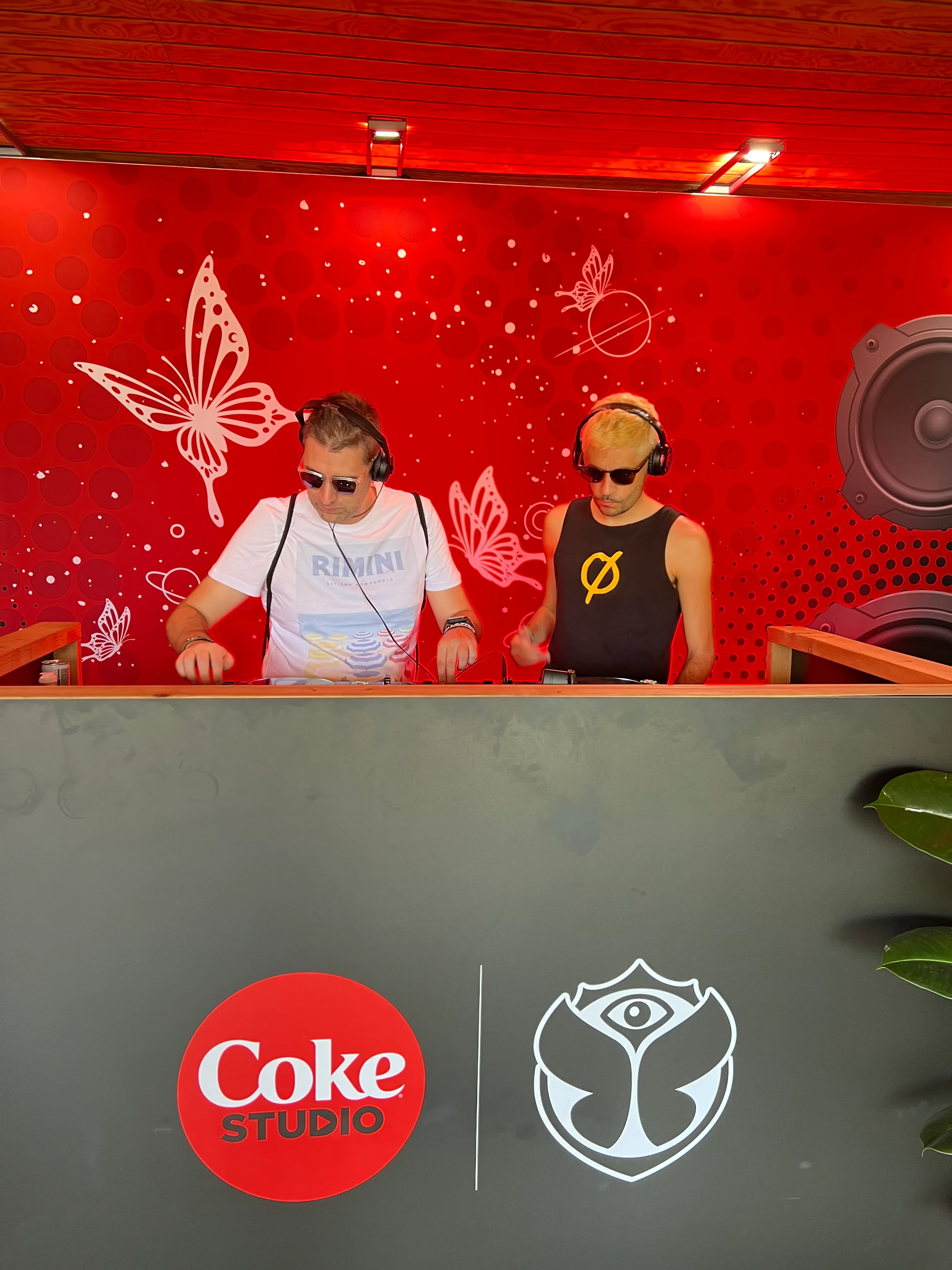 Tømma and GENNA FROM MAGNA ROMAGNA behind the decks at Tomorrowland’s Coke Studio